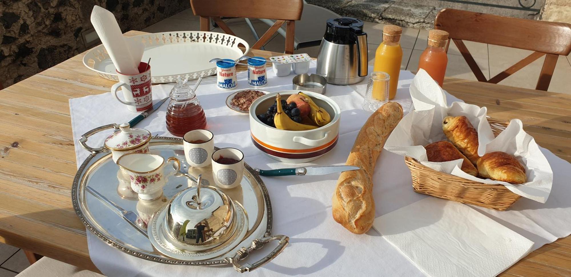 La Tour Noble Bed & Breakfast Saint-Saturnin  Luaran gambar